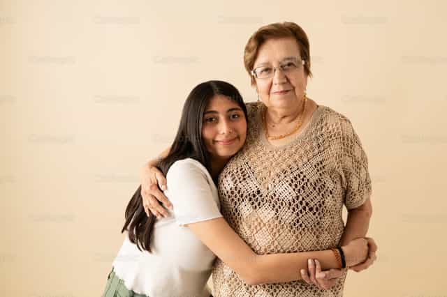 Abuelita y nieta - unión familiar - Banco de imágenes católicas - Fotografía por Clina CG