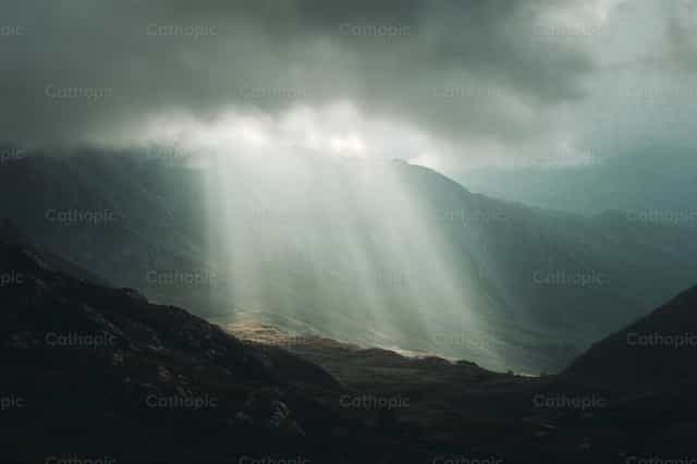 Tanawin na may liwanag sa gitna ng mga ulap - Mga Catholic stock image - Larawan ni Diócesis de Córdoba