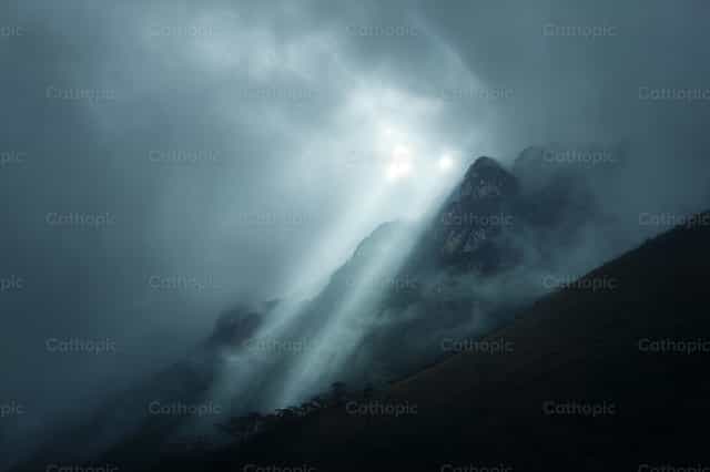 Hemelse leiding in bergachtige wolkenbergen - Katholieke stockfoto's - Foto door Diócesis de Córdoba