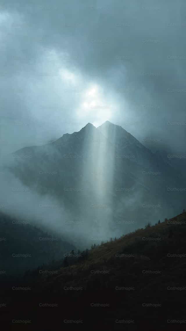 Montañas y Luz Divina entre Nubes - Banco de imágenes católicas - Fotografía por Diócesis de Córdoba
