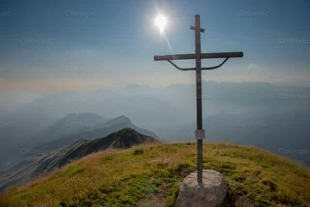 Cruz de hierro en la cima del monte - Banco de imágenes católicas - Fotografía por Pierluigi Palazzi