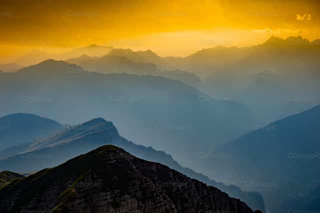 Montañas al atardecer - Banco de imágenes católicas - Fotografía por Pierluigi Palazzi