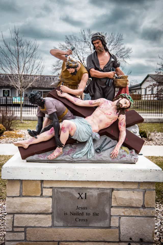 Elfde statie, Jezus wordt aan het kruis genageld - Katholieke stockfoto's