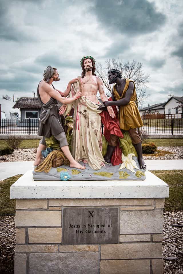 Decima Stazione della Via Crucis, Gesù è spogliato - Immagini stock cattoliche