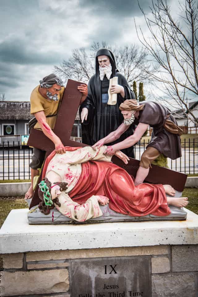 Novena estación del Vía Crucis, Jesús cae por tercera vez - Banco de imágenes católicas - Fotografía por Heather Skowronski