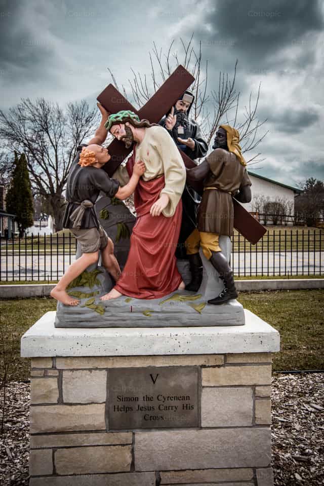 Quinta Estação, Simão de Cirene Ajuda Jesus - Imagens católicas de stock