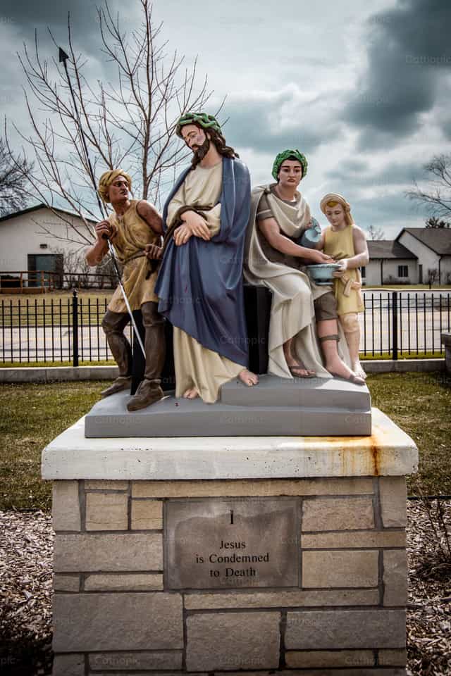 Primera estación, Jesús es condenado a muerte - Banco de imágenes católicas - Fotografía por Heather Skowronski