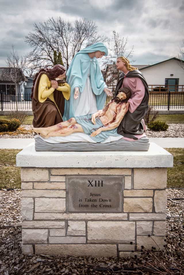 Dreizehnte Station: Jesus wird vom Kreuz abgenommen - Katholische Stockfotos