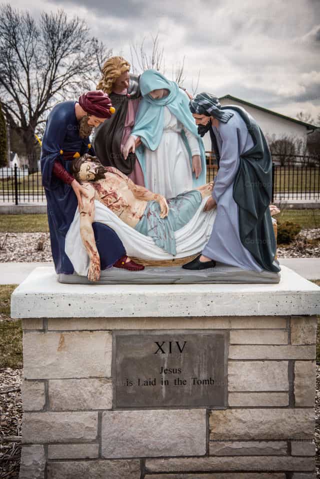 Decimocuarta estación, Jesús es depositado en el sepulcro - Banco de imágenes católicas