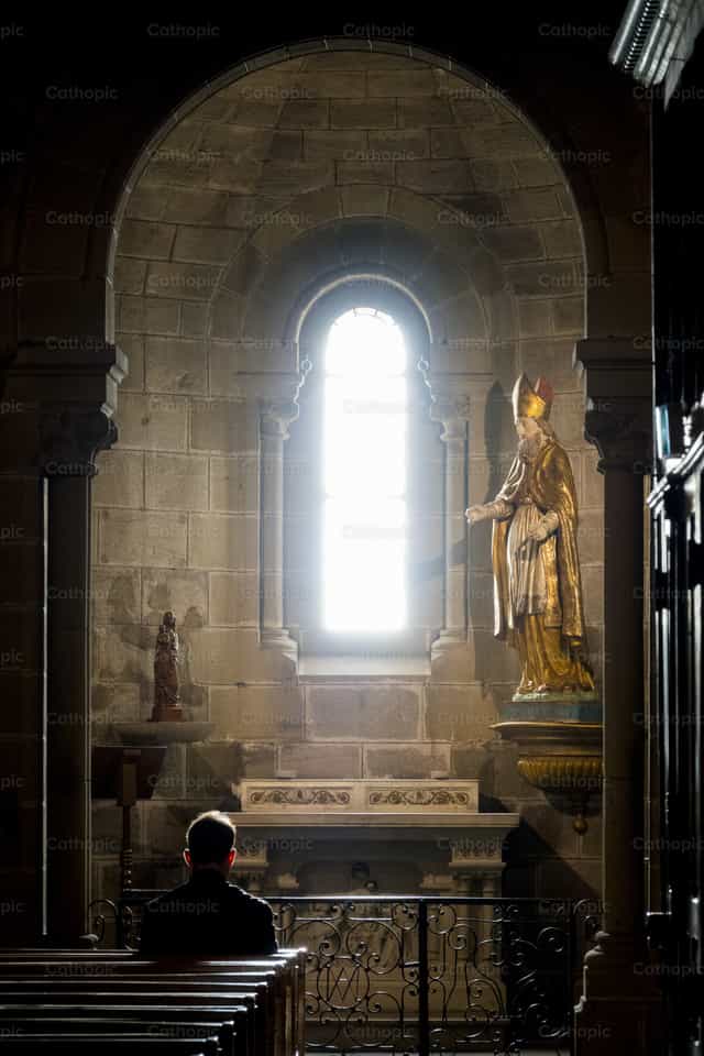 Sacerdote rezando na sua igreja - Imagens católicas de stock - Foto de Joan Sutter