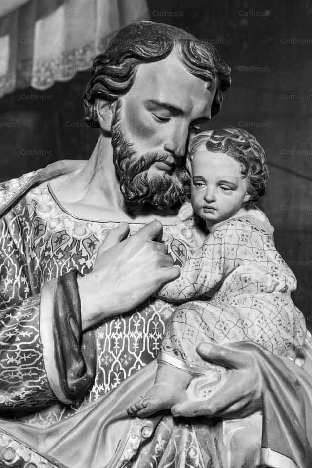 San José sosteniendo al niño Jesús - Banco de imágenes católicas - Fotografía por Joan Sutter