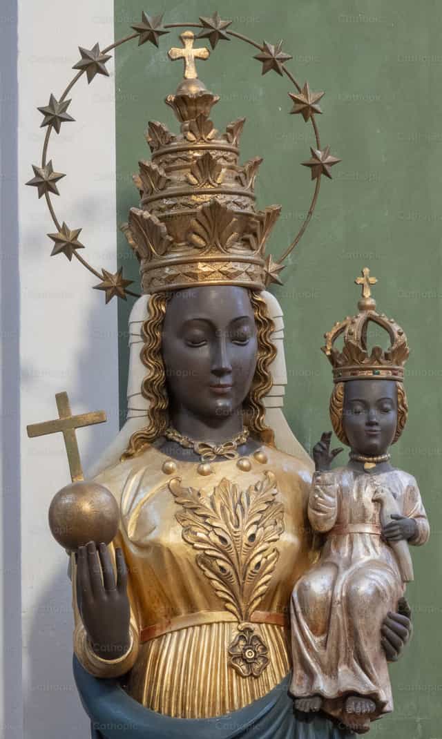 Virgen María negra con el niño Jesús en brazos - Banco de imágenes católicas - Fotografía por Joan Sutter