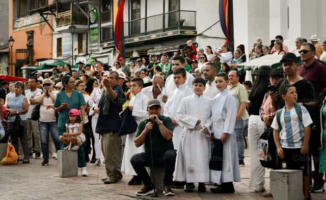 Multitud esperando la Virgen del Carmen - Banco de imágenes católicas - Fotografía por Carolina BR