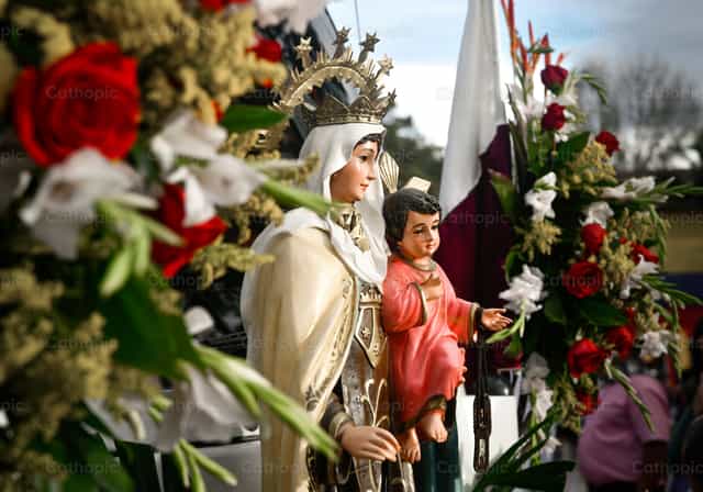 Virgen del Carmen rodeada de flores - Banco de imágenes católicas - Fotografía por Carolina BR
