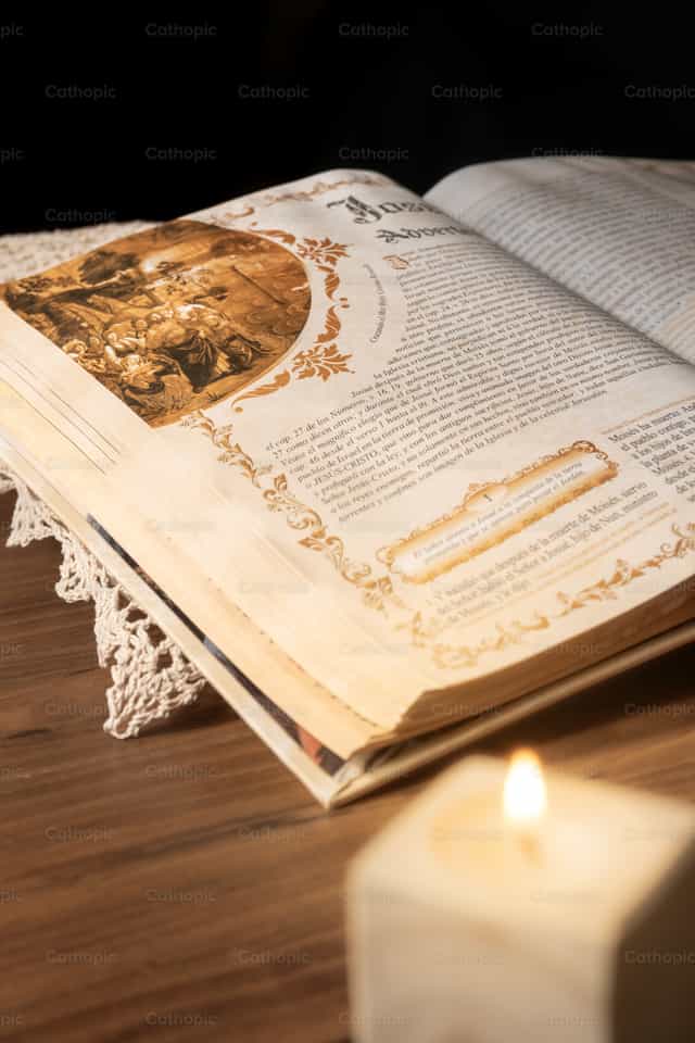 Bijbel en kaars op houten tafel tegen zwarte achtergrond - Katholieke stockfoto's - Foto door Piero Insfran