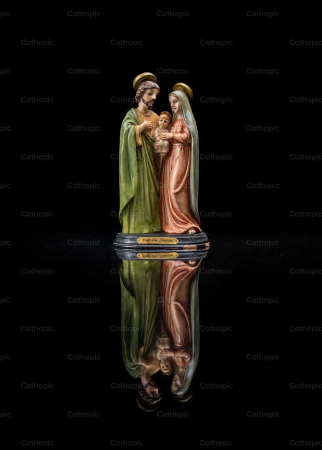 Imagem da Sagrada Família de Nazaré sobre fundo preto - Imagens católicas de stock
