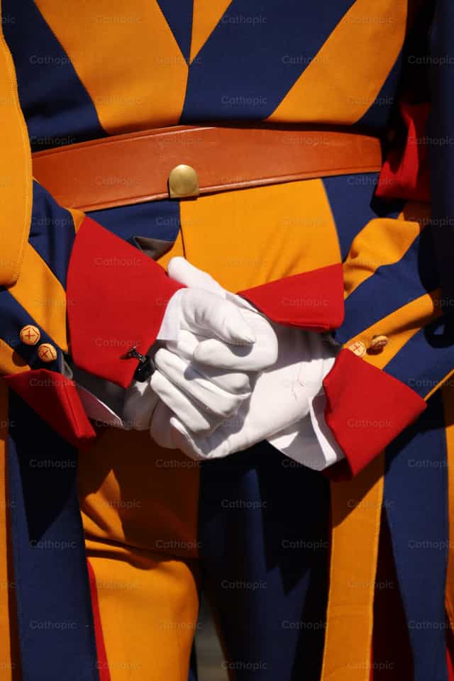 Mga Kamay ng Swiss Guard - Mga Catholic stock image - Larawan ni Rodrigo De Miguel