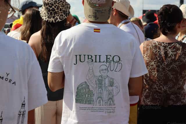Camiseta do Jubileu 2025 - Imagens católicas de stock - Foto de Rodrigo De Miguel