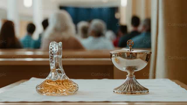Paten i ampułka - Katolickie zdjęcia stockowe - Zdjęcie: Nicole Olea