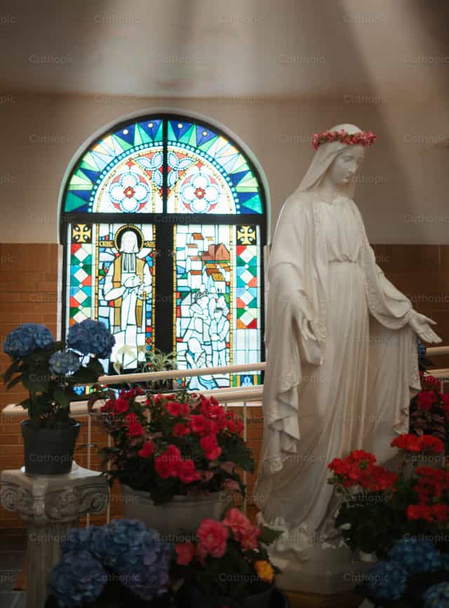 Virgen María y San Juan Vianney - Banco de imágenes católicas