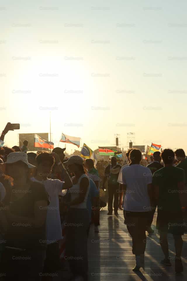 Jubileumjongeren bij zonsondergang - Katholieke stockfoto's - Foto door Rodrigo De Miguel