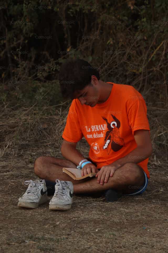 Joven leyendo - Banco de imágenes católicas - Fotografía por Rodrigo De Miguel