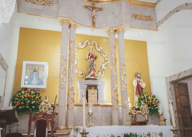 Altar da Igreja Paroquial de São Pedro Apóstolo - Imagens católicas de stock