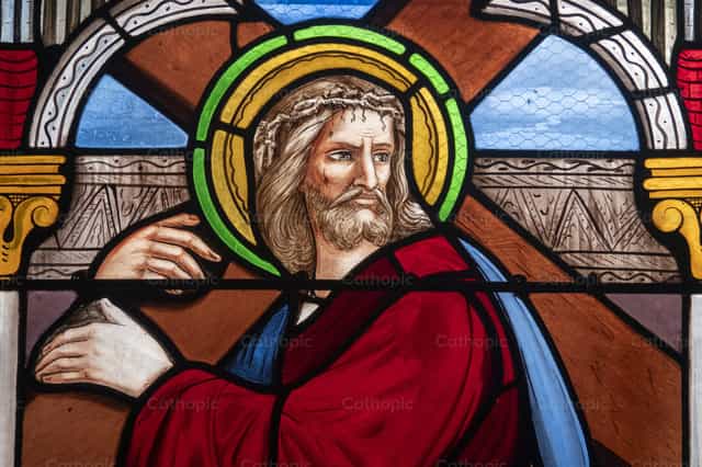 Jesucristo cargando su cruz - Banco de imágenes católicas - Fotografía por Joan Sutter