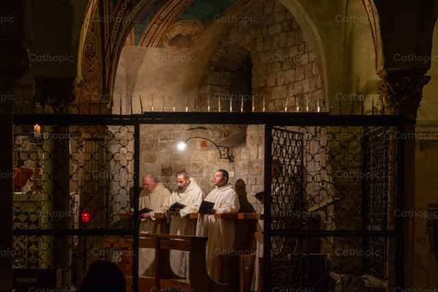 Monjes meditando en la Abadía de San Miniato al Monte en Florencia - Banco de imágenes católicas - Fotografía por Pierluigi Palazzi