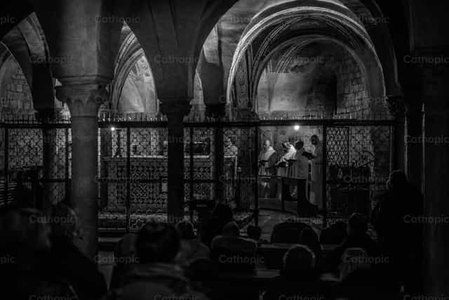 Monjes meditando en la Abadía de San Miniato al Monte en Florencia - Banco de imágenes católicas - Fotografía por Pierluigi Palazzi