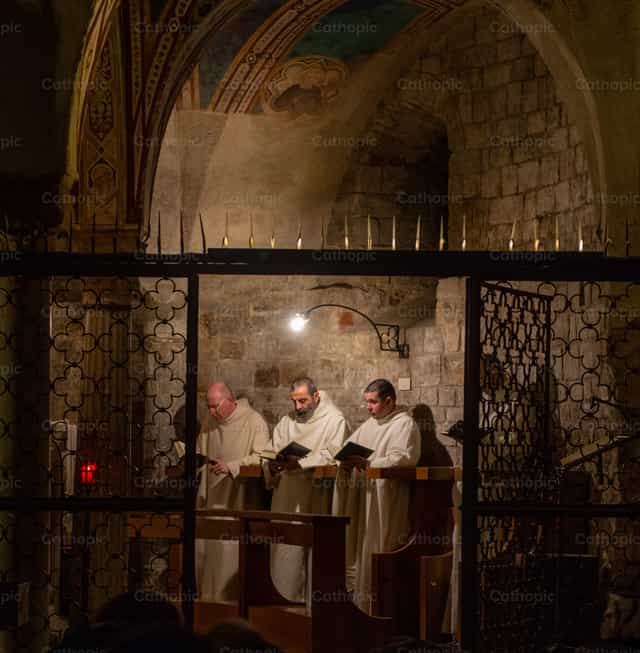 Mnisi medytujący w opactwie San Miniato al Monte we Florencji - Katolickie zdjęcia stockowe - Zdjęcie: Pierluigi Palazzi