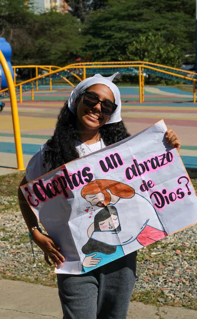 Young person evangelizing - Catholic stock images - Photo by Andrés José Barbera Zambrano