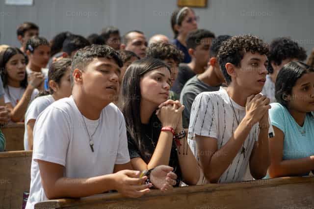 Jóvenes unidos en oración - Banco de imágenes católicas