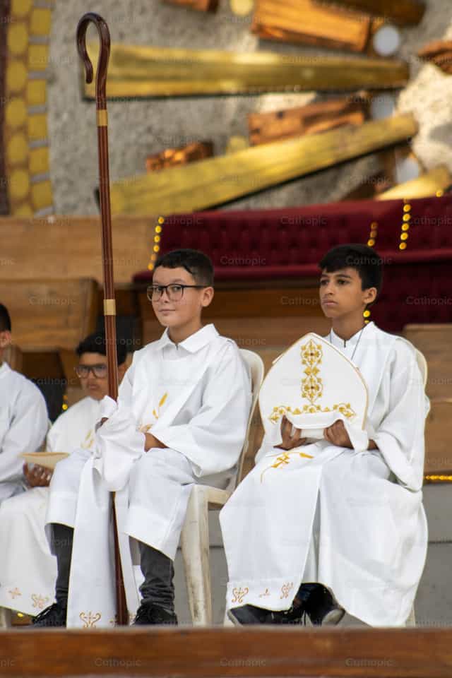 Monaguillos en el altar - Banco de imágenes católicas - Fotografía por Andrés José Barbera Zambrano