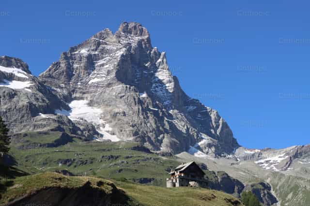 Mountain house - Catholic stock images - Photo by Frames Cristianos