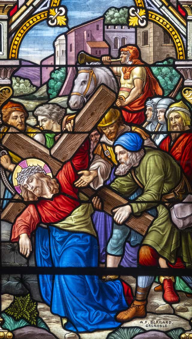 Simón de Cirene ayuda a Jesús a llevar su cruz - Banco de imágenes católicas - Fotografía por Joan Sutter