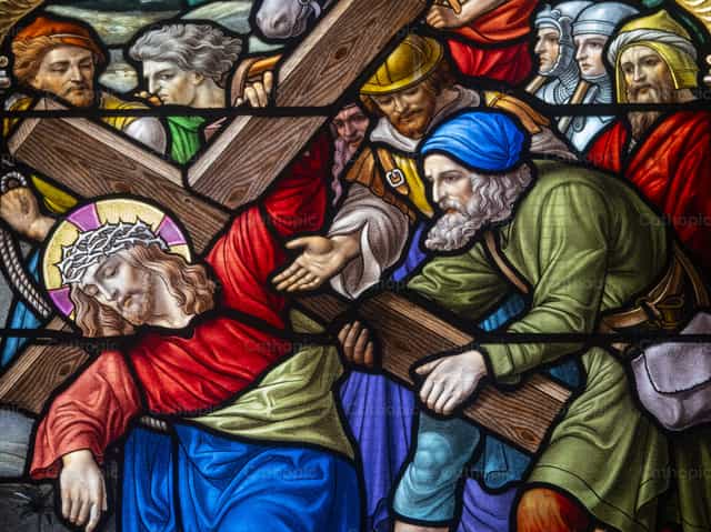 Simón de Cirene ayuda a Jesús a llevar su cruz - Banco de imágenes católicas - Fotografía por Joan Sutter