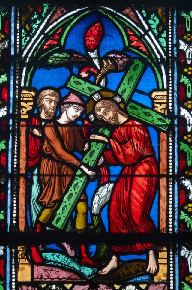 Simón de Cirene ayuda a Jesús a llevar su cruz - Banco de imágenes católicas - Fotografía por Joan Sutter