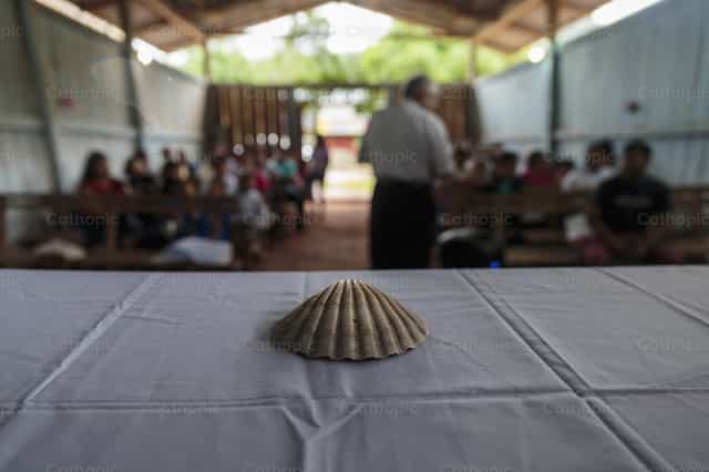Concha batismal em uma igreja rural no Peru - Imagens católicas de stock