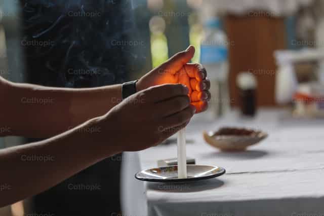 Hands lighting a candle - Catholic stock images - Photo by Diócesis de Córdoba