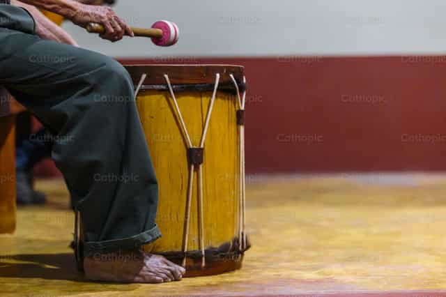 Músico con tambor en una Eucaristía en Perú - Banco de imágenes católicas - Fotografía por Diócesis de Córdoba