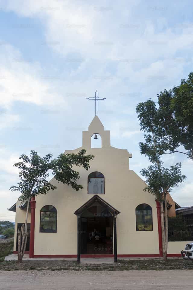Fachada de una iglesia en la selva peruana - Banco de imágenes católicas