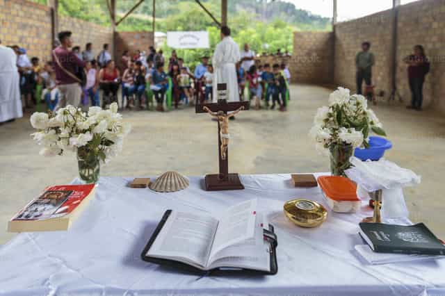 Messealtar in einer bescheidenen peruanischen Kirche - Katholische Stockfotos - Foto von Diócesis de Córdoba