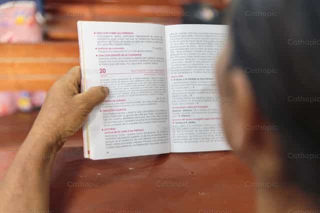 读弥撒经书的妇女 - 天主教图库图片 - 摄影： Diócesis de Córdoba