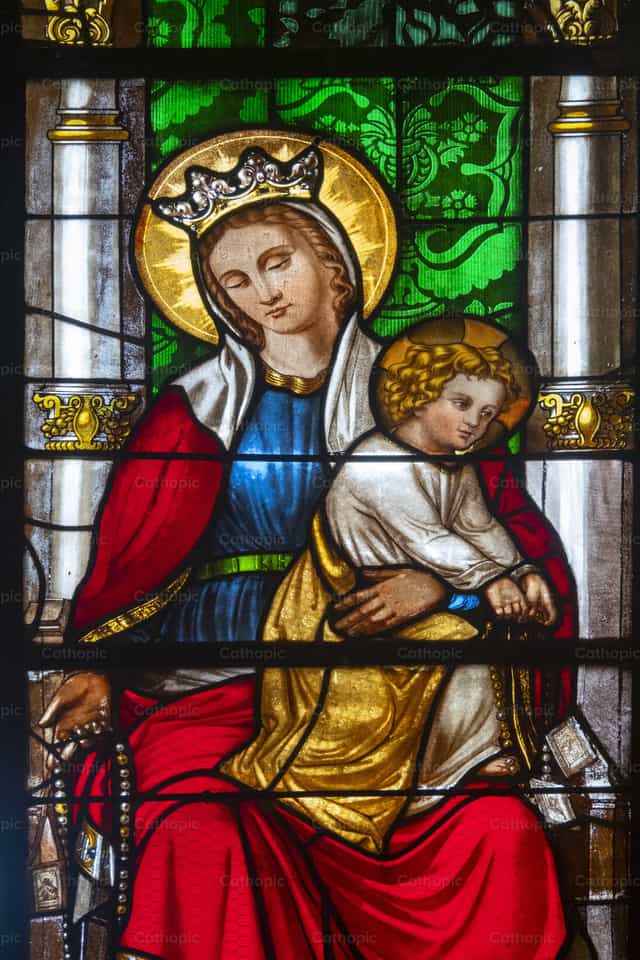 María con el Niño Jesús en brazos - Banco de imágenes católicas - Fotografía por Joan Sutter