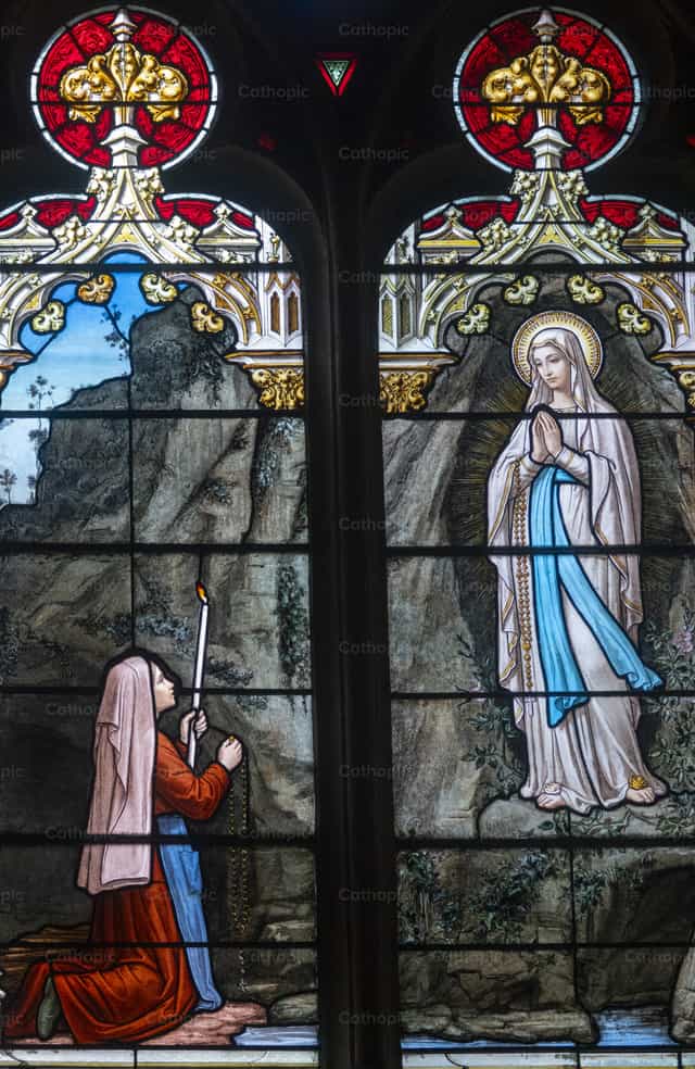 Nuestra Señora de Lourdes - Banco de imágenes católicas - Fotografía por Joan Sutter