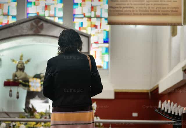 Prayer of petition - Catholic stock images - Photo by Carolina BR
