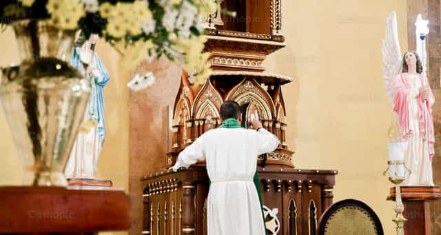 Sacerdote de rodillas frente a la reserva - Banco de imágenes católicas - Fotografía por Carolina BR