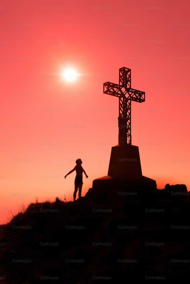Cruz en la cima de una montaña con los brazos abiertos mujer - Banco de imágenes católicas - Fotografía por Michelangelo Oprandi