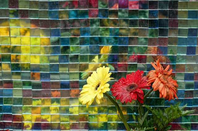 Tumba en flor en un cementerio - Banco de imágenes católicas - Fotografía por Joan Sutter